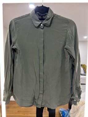 Banana Republic shirts, sweaters, belts all sis XS